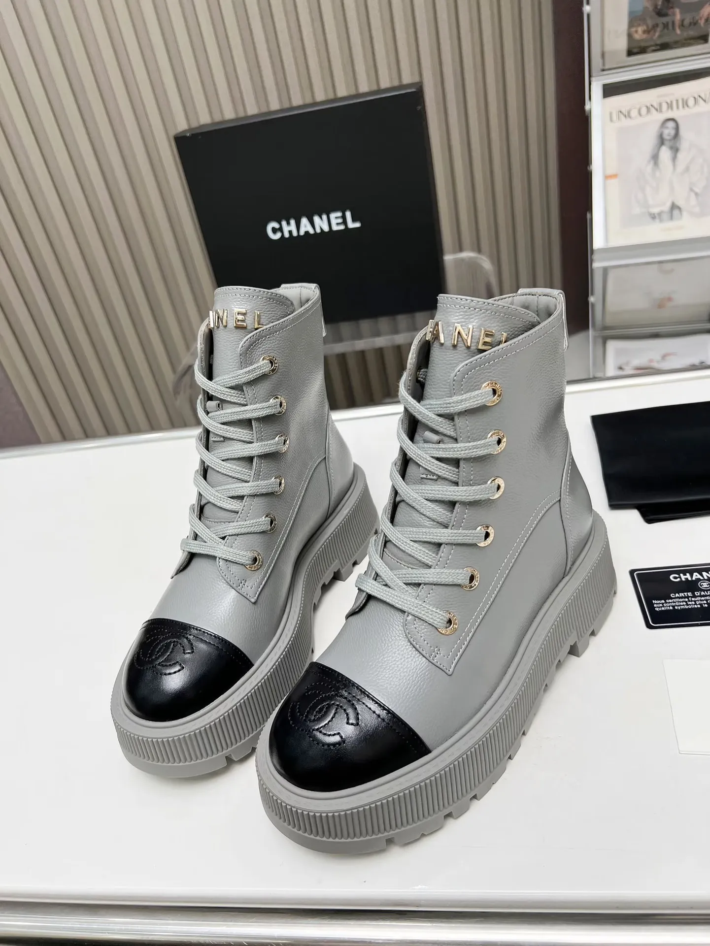 👟👟Ex-factory price 560👟👟 Autumn and winter new Chanel Chanel ankle boots original model opening✅ Strap design is super easy to put on and take off, the toe logo is electro-embroidered. The tongue is also the brand logo. Fabric: cow litchi pattern🐂 Inner/foot pad: cow lining. Use ultra-light rubber non-slip and wear-resistant outsole. Color: black, white, gray. Code number: 34-41 (34, 41) Need to be customized) Packaging: bag card